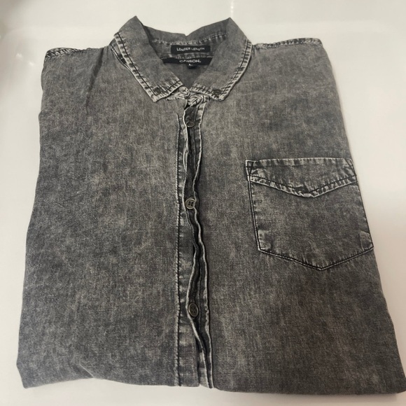 Men’s short sleeve distressed black/gray button down in large - Picture 1 of 6